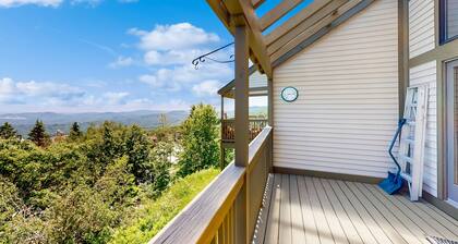 4BR ski-in/out condo with wifi, washer/dryer & mountain view