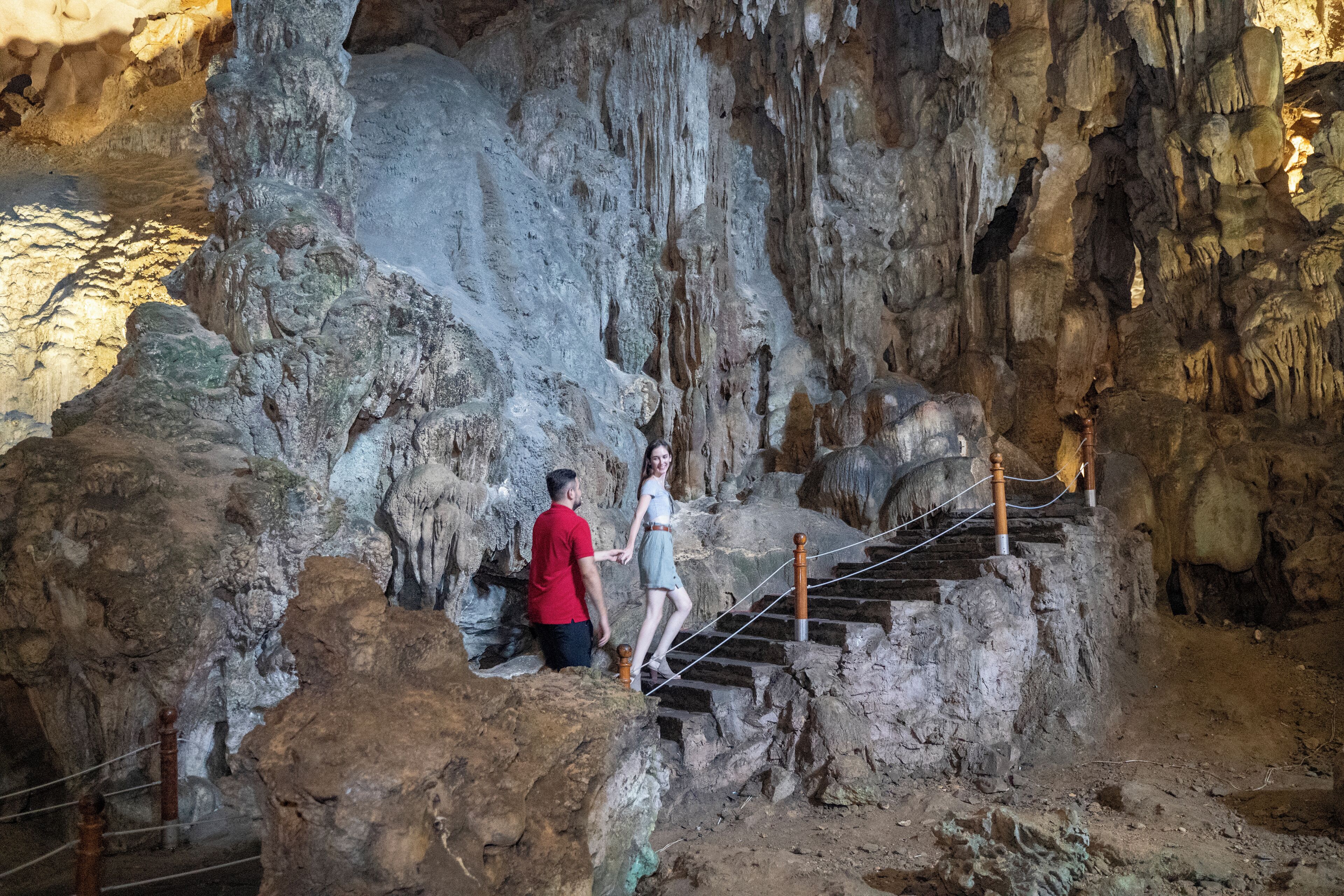 Una cueva con formaciones rocosas naturales y una escalera de madera.