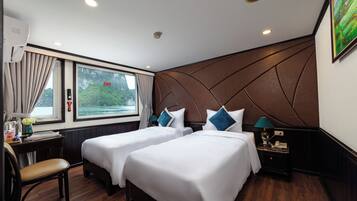 Quarto casal ou duplo luxo, vista para o oceano | Roupas de cama premium, frigobar, escrivaninha