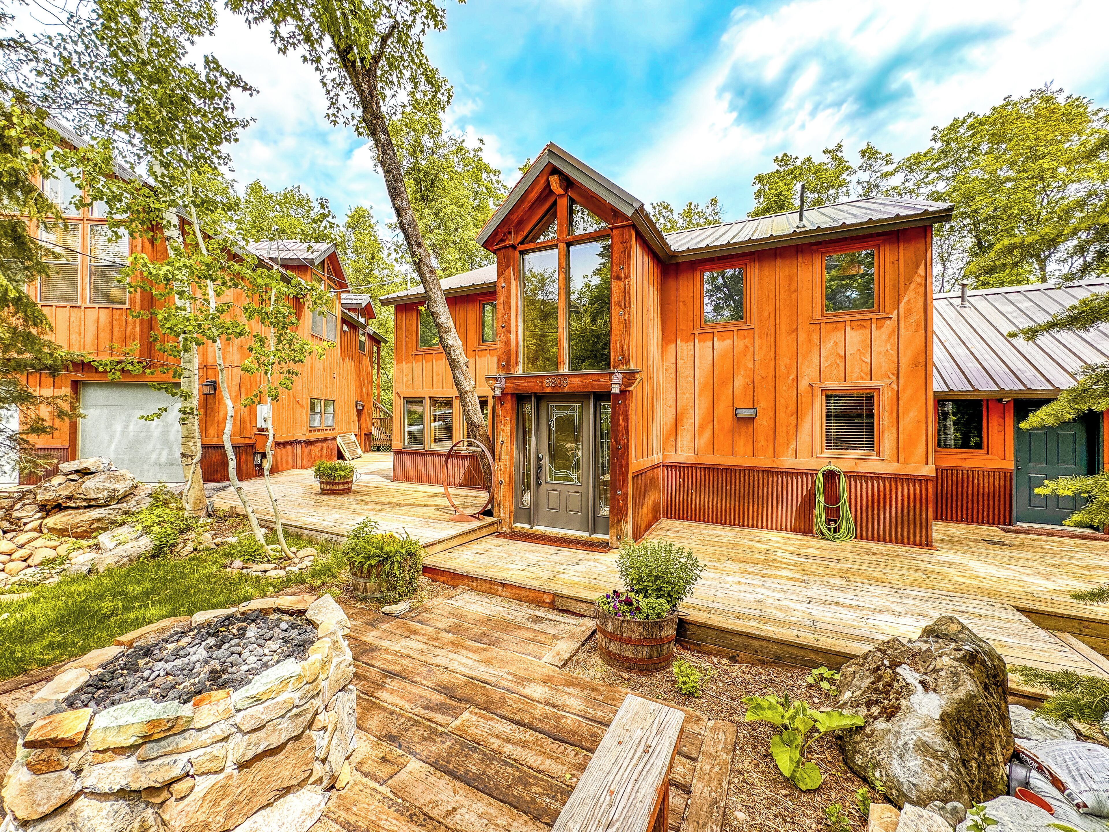 Stone Table Lodge - 3 Bed 2.5 Bath Cabin with HOT TUB! 8 min walk from ski lift!