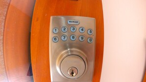 Een keypad slot op een houten oppervlak.
