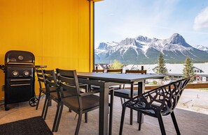 Outdoor dining - 4 BR with Epic Mountain View, Hot Tub, Garage EV Port, Super High Ceiling (Canmore)