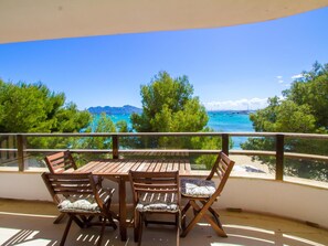 Outdoor dining - Lovely beachfront apartment (Puerto de Pollensa)