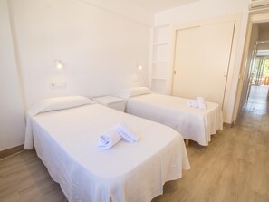 2 bedrooms, iron/ironing board, Internet, bed sheets - Lovely beachfront apartment (Puerto de Pollensa)
