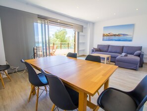 Interior - Lovely beachfront apartment (Puerto de Pollensa)
