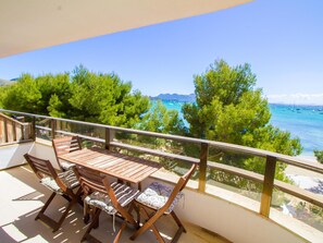 Outdoor dining - Lovely beachfront apartment (Puerto de Pollensa)