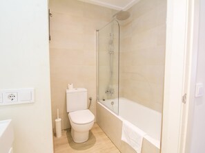 Shower, hair dryer, towels - Lovely beachfront apartment (Puerto de Pollensa)