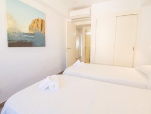 2 bedrooms, iron/ironing board, internet, bed sheets