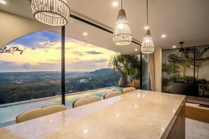 Villa Luxe, 3 chambres, sauna, vue piscine | Salle à manger