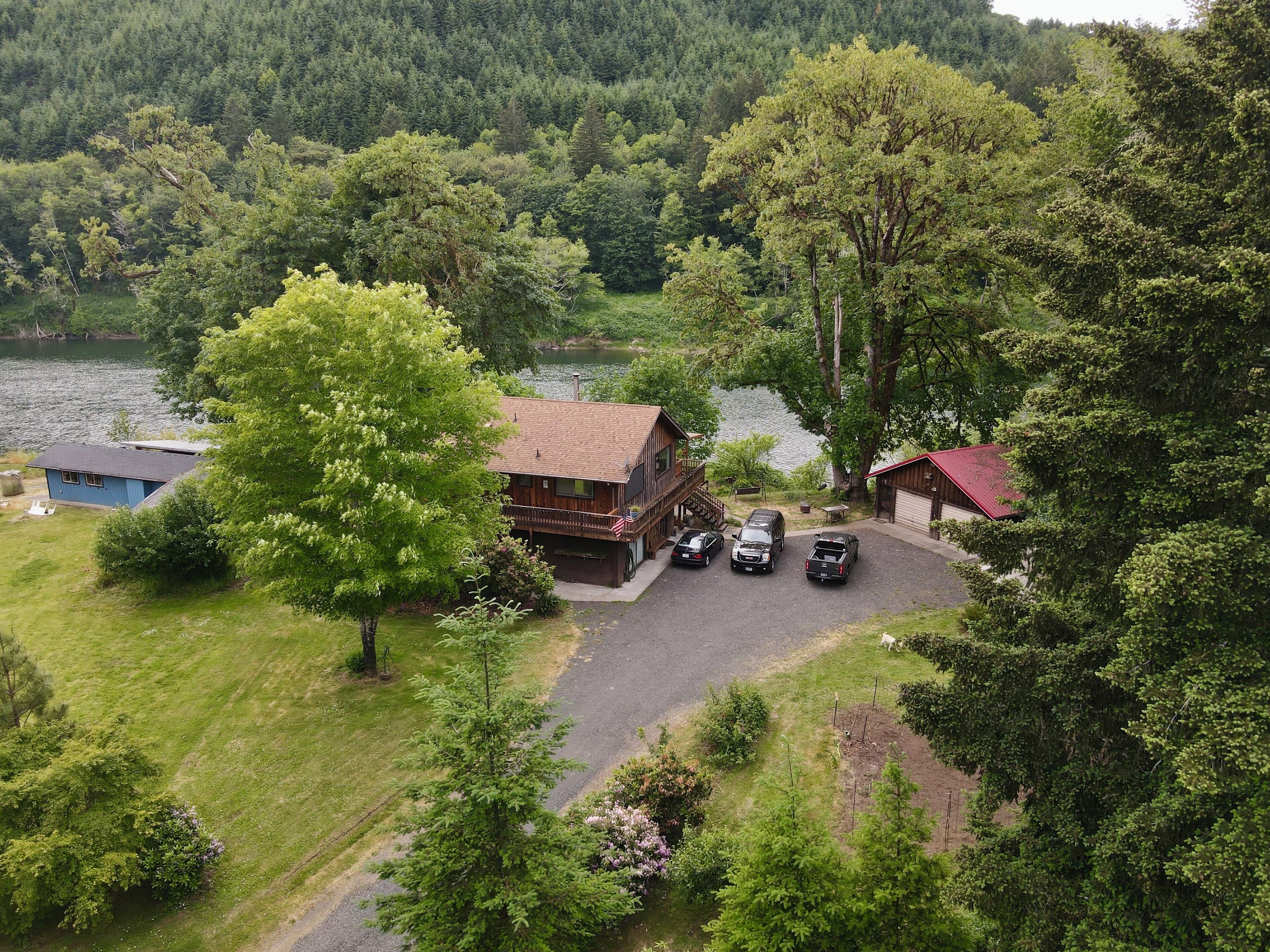 Cozy cabin on world famous Umpqua river, minutes from the Pacific Ocean