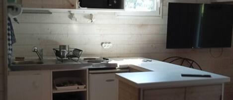 Kühlschrank, Mikrowelle, Herdplatte, Wasserkocher mit Kaffee-/Teezubehör