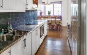 Kjøleskap, ovn og kokeplater