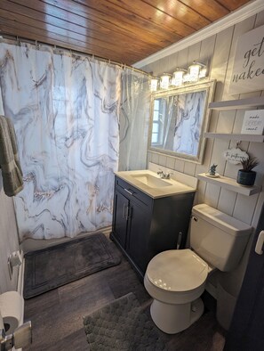 Secadora de cabello, toallas, papel de baño 