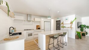 Geladeira, micro-ondas, fogão, cooktop