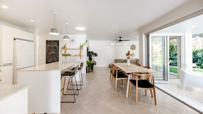 Dining - Surf Mist Beautiful Noosa Heads Family Home (Noosa)