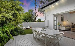 Outdoor dining - Surf Mist Beautiful Noosa Heads Family Home (Noosa)