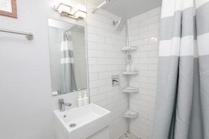 Douche, sèche-cheveux, serviettes fournies, shampoing