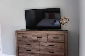 En tv-apparat placerad på ett träskåp med lådor.