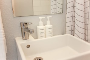 Shower, hair dryer, towels, shampoo