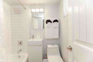 Douche, sèche-cheveux, serviettes fournies, shampoing