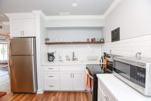 冷蔵庫、電子レンジ、食器洗い機、コーヒー / ティーメーカー