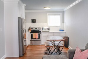 冷蔵庫、電子レンジ、食器洗い機、コーヒー / ティーメーカー