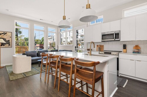 LA ~ Clean Modern Home ~ Premier Corner Unit Near Downtown ~ 8 Beds ~ Free Parking ~ WiFi