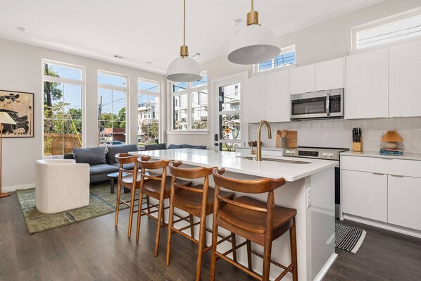 Een koelkast, een vaatwasser, een koffiezetapparaat/waterkoker