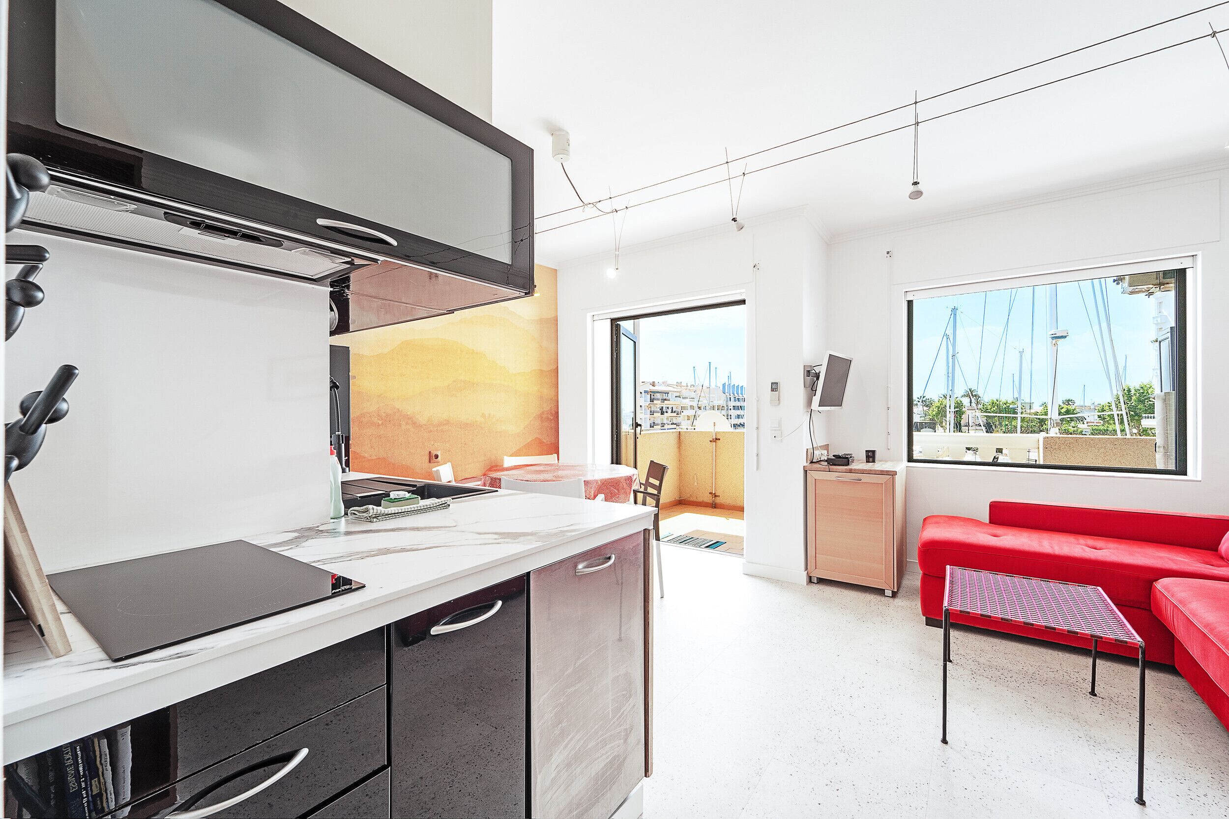 Een koelkast, een microgolfoven, een oven, een vaatwasser