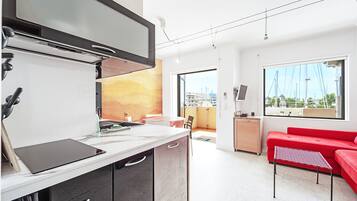 Een koelkast, een microgolfoven, een oven, een vaatwasser