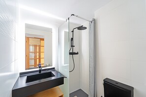 Een douche, een haardroger, handdoeken