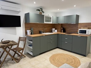 Fridge, microwave, dishwasher, coffee/tea maker - L'appartement Le Levant au Lavandou (LE LAVANDOU)