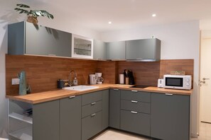 Réfrigérateur, micro-ondes, lave-vaisselle, cafetière/bouilloire