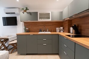 Réfrigérateur, micro-ondes, lave-vaisselle, cafetière/bouilloire