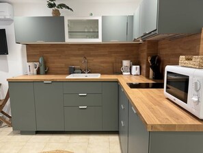 Fridge, microwave, dishwasher, coffee/tea maker - L'appartement Le Levant au Lavandou (LE LAVANDOU)