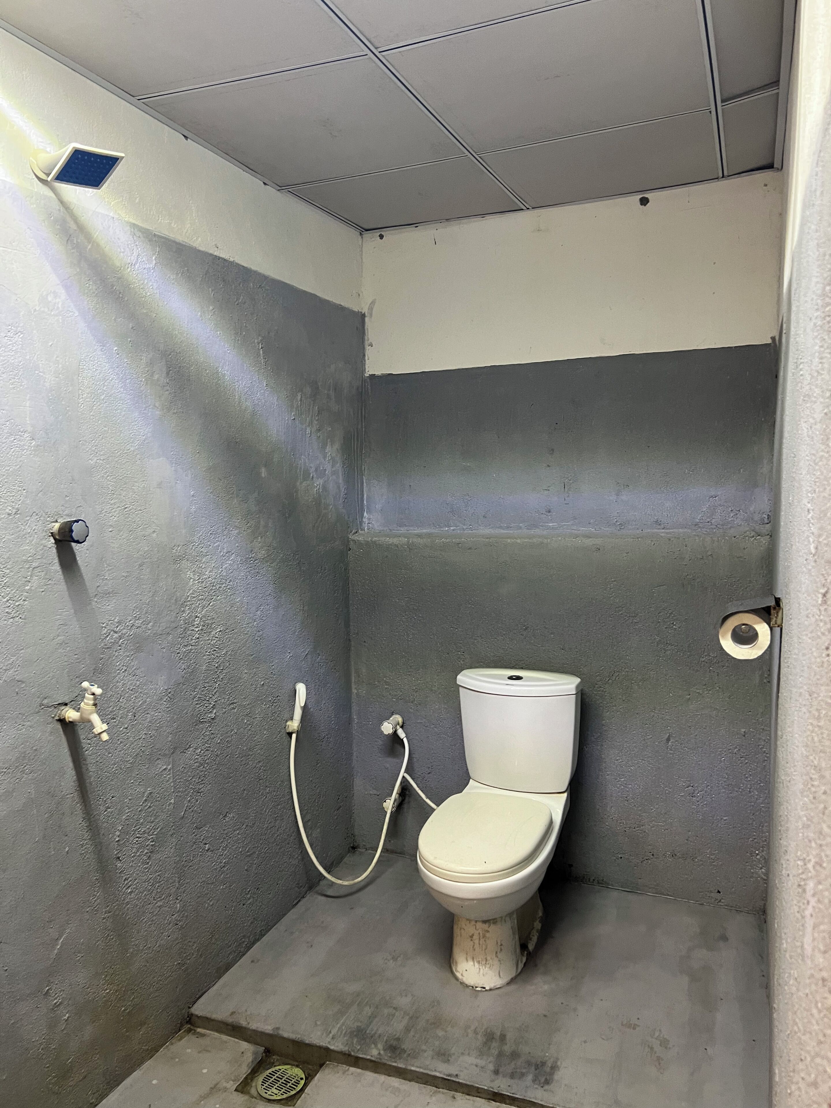 Habitación Confort doble, 1 cama de matrimonio | Baño | Ducha, cabezal de ducha con hidromasaje, toallas y jabón