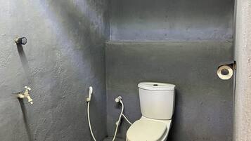 Habitació doble Comfort, 1 llit de matrimoni | Bany | Dutxa, capçal de dutxa d'hidromassatge, tovalloles i sabó