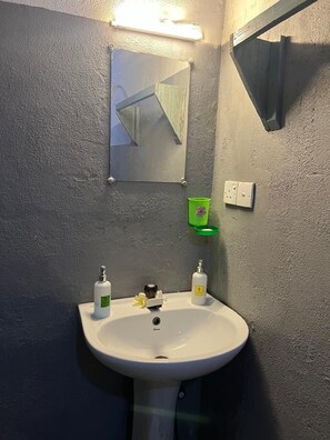 Shower, hydromassage showerhead, towels, soap - Cactus Arugambay (Arugam Bay)