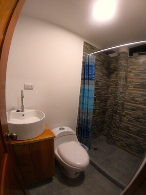 Een douche, handdoeken, zeep, shampoo