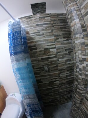 Douche, serviettes fournies, savon, shampoing