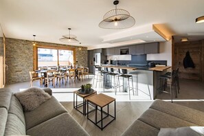 TV - 12-person flat with jacuzzi in a new residence at the foot of the slopes (LA TOUSSUIRE)