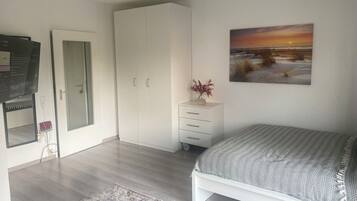 1 slaapkamer, een strijkplank/strijkijzer, wifi, beddengoed