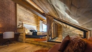 A cozy bedroom with a bed, a desk, and a chair. - Duplex for 6/8 people in a new residence on the slopes (LA TOUSSUIRE)