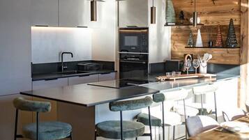 Fridge, oven, toaster, cookware/dishes/utensils