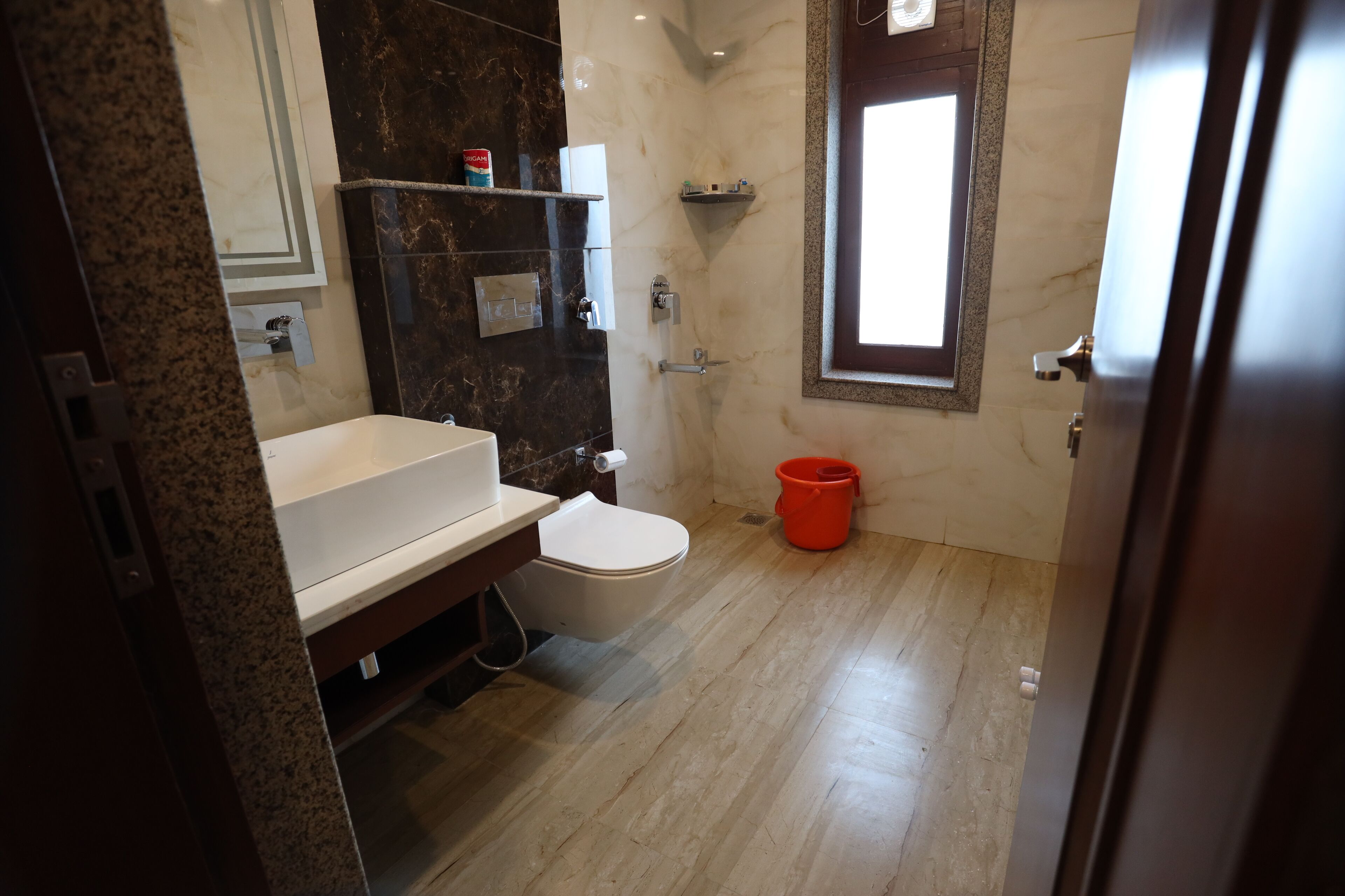 Un baño con inodoro, lavabo y zona de ducha.
