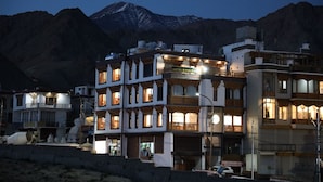 Un hotel con diversi piani, balconi e una insegna che indica che si tratta dell'Hotel Palda.