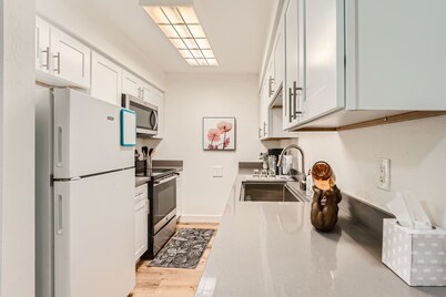 Cool Townhome opp to Crossroads Mall - 5/10 mins to Microsoft, Redmond, Kirkland