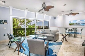 Smart-TV, Kamin, Arbeitsbereiche