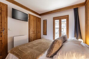 3 bedrooms, desk, iron/ironing board, travel crib