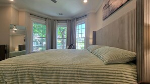 3 habitaciones, escritorio, tabla de planchar con plancha y wifi gratis